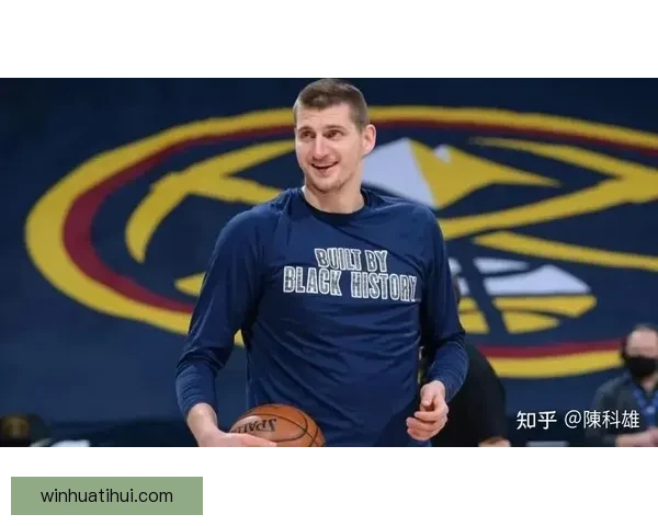 约基奇赛后穿小黄人拖鞋亮相曾COS格鲁角色趣味十足 约基奇赛后穿小黄人拖鞋亮相曾COS格鲁角色趣味十足